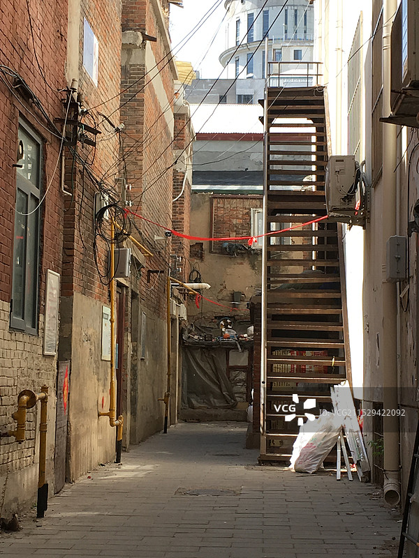 城市建筑物中的空巷图片素材