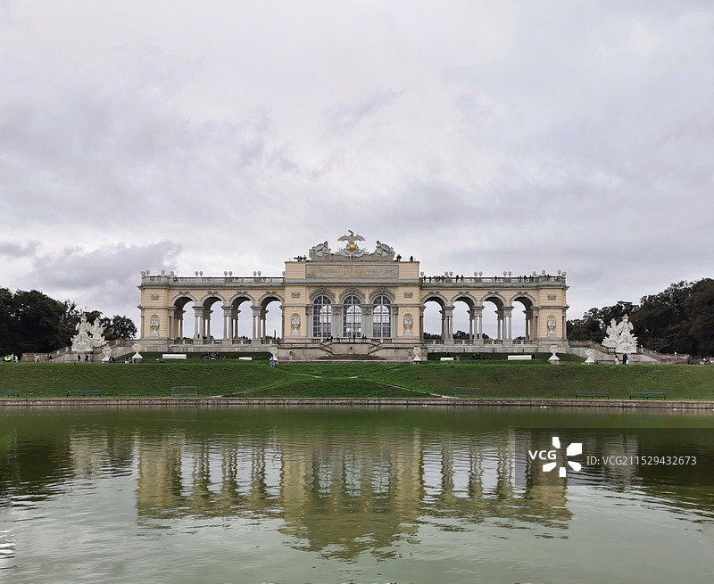 阴天映衬下的历史建筑景观图片素材