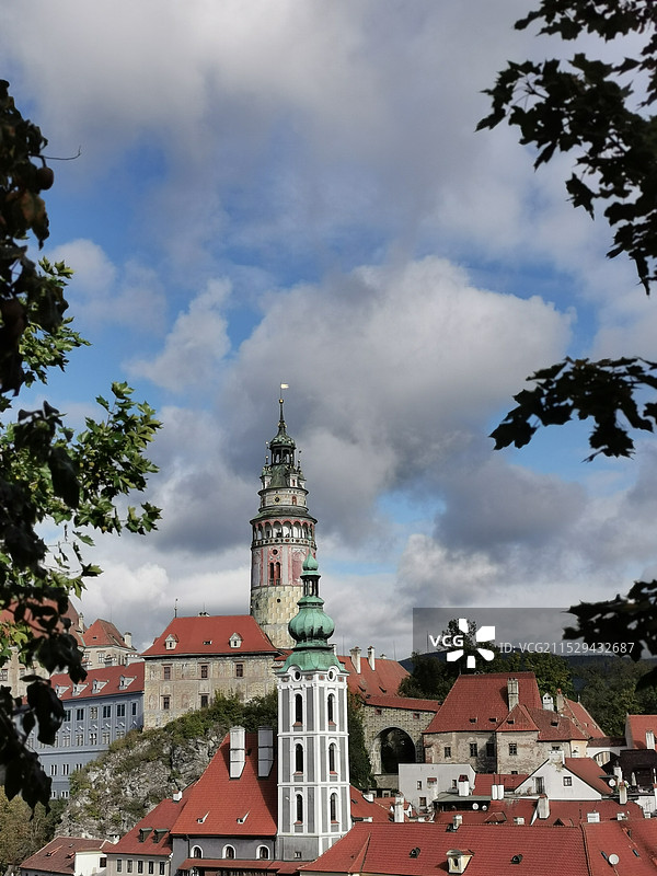 多云天空下的建筑景观图片素材