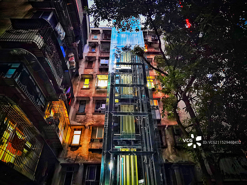 旧城改造 老楼加装新电梯图片素材