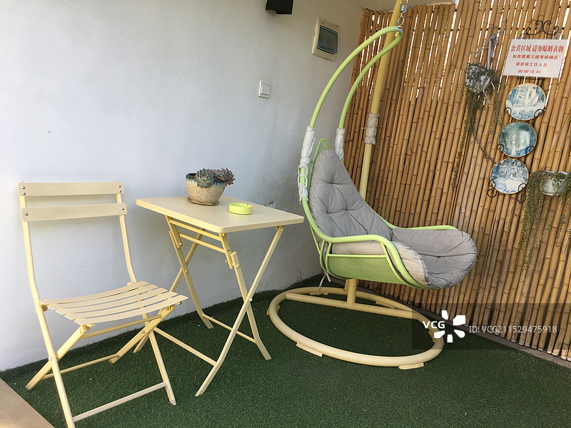 家里靠墙的空椅子和桌子图片素材