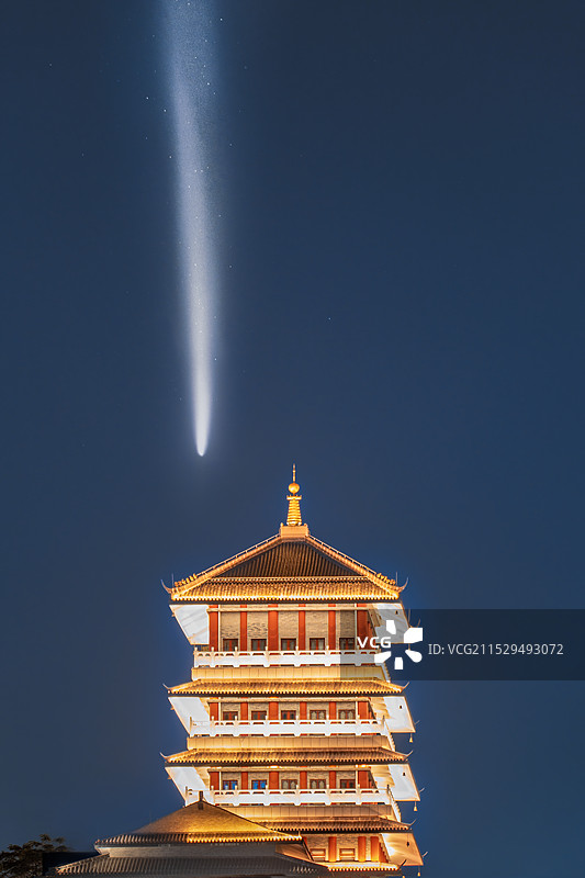 雨顺阁与阿特拉斯彗星图片素材