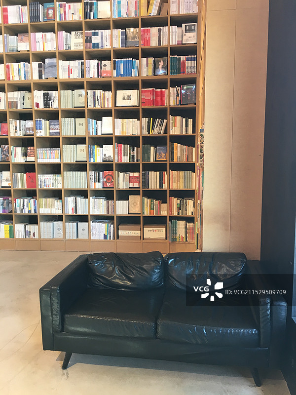 书架上的图书图片素材