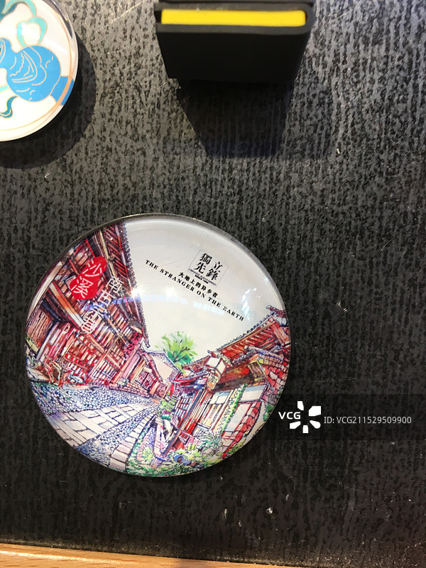 就在桌子上工艺品的正上方图片素材