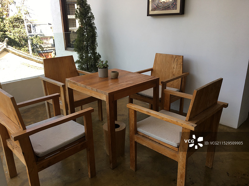 家里空空如也的椅子和桌子图片素材