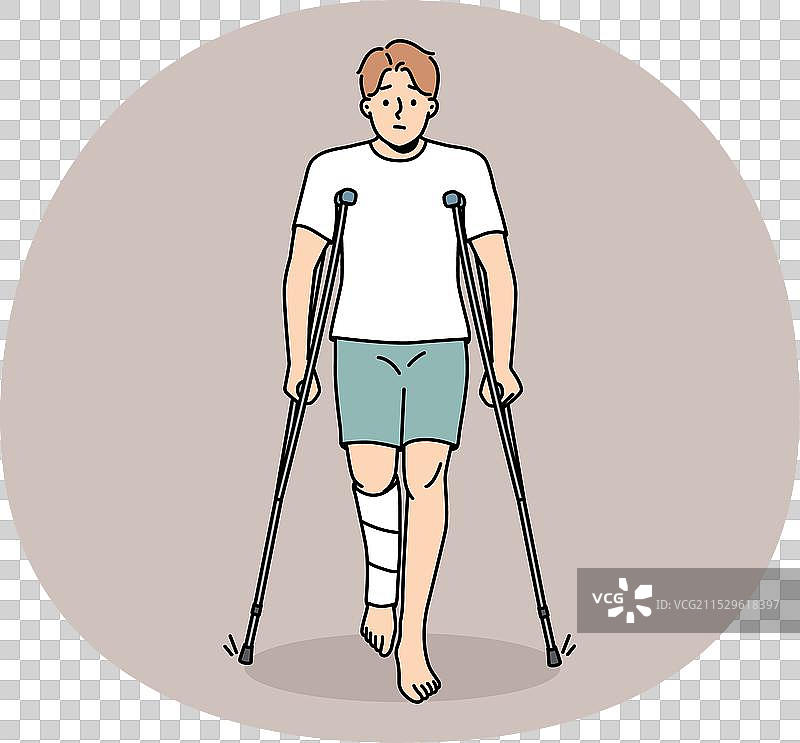 年轻男子因腿部受伤而使用拐杖行走图片素材