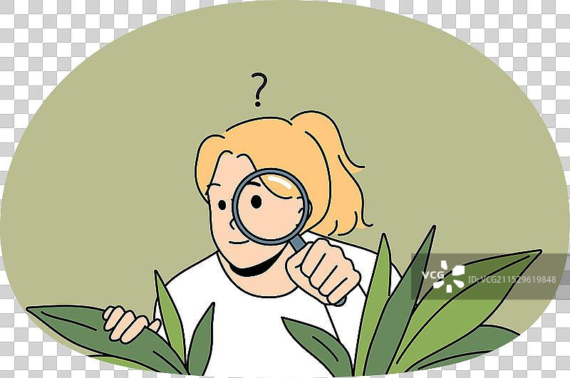 好奇的女人用放大镜藏在灌木丛中图片素材