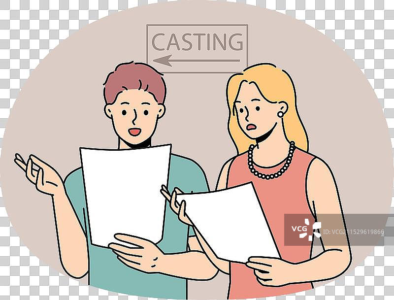 年轻人阅读剧本，为选角做准备图片素材