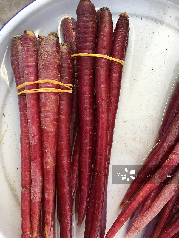 容器中胡萝卜的高角度视图图片素材