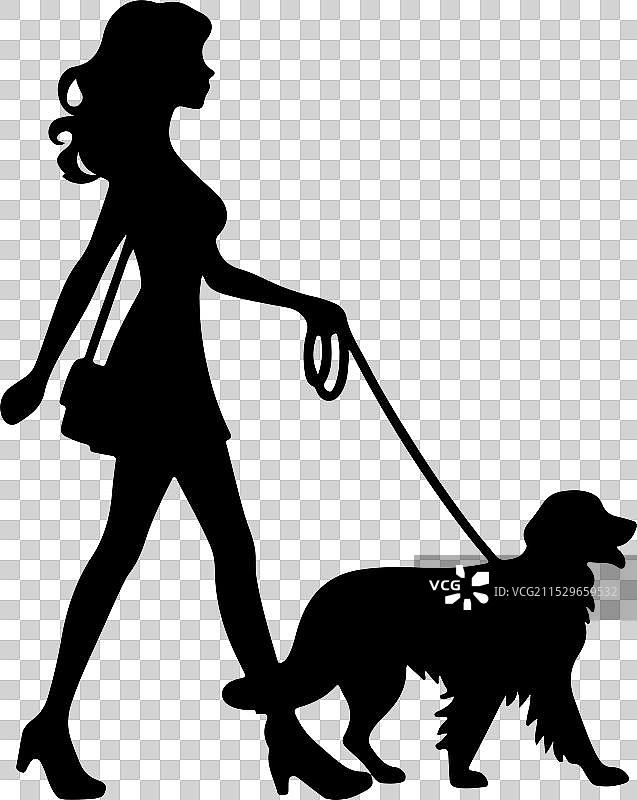 女人与狗的剪影散步图片素材