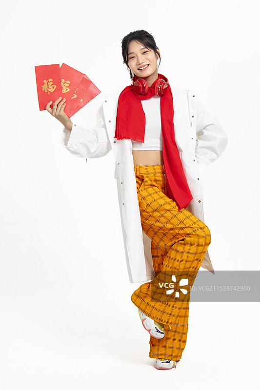 身着风衣拿着红包的年轻女人图片素材