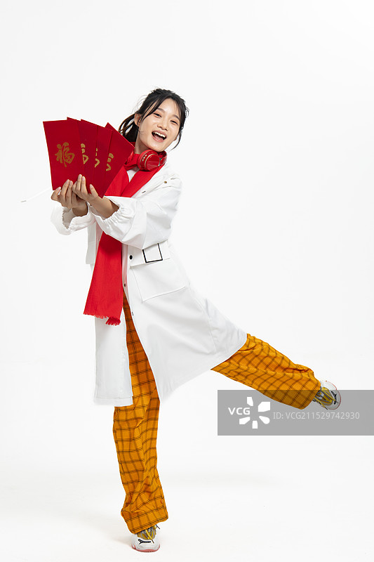 身着风衣拿着红包的年轻女人图片素材