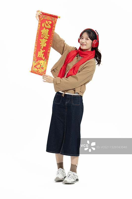 拿着春晖身着短裙的年轻女人图片素材