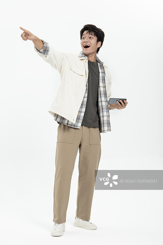 白色夹克男人使用手机的场景图片素材