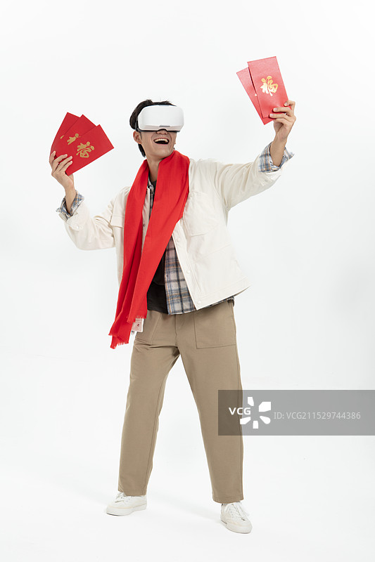 头戴VR手拿红包的年轻男子图片素材