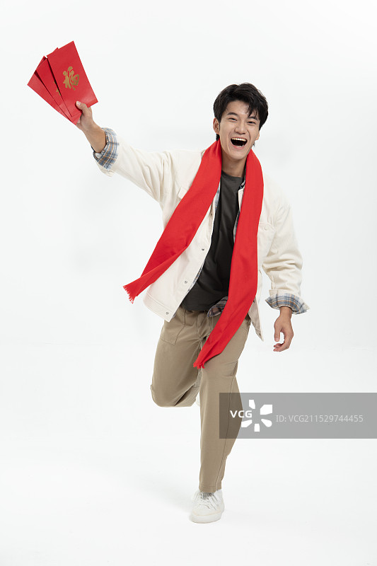 手拿红包的年轻男人图片素材