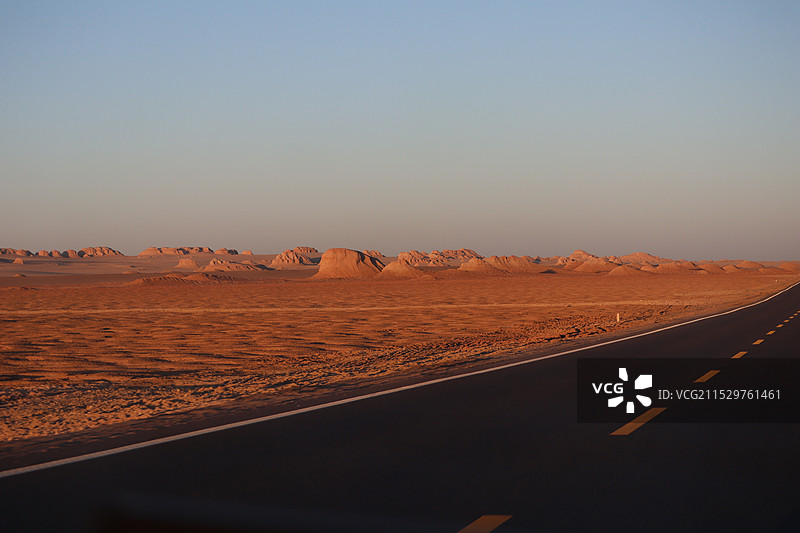 新疆 南疆 315国道 中国最孤独的公路 雅丹地貌图片素材