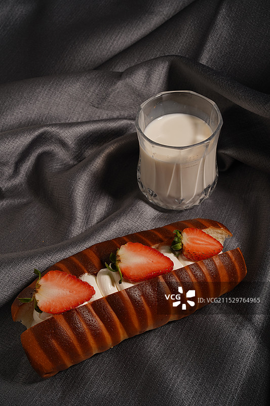 草莓奶油面包图片素材