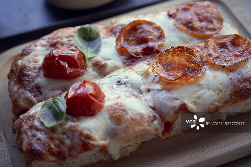 桌上披萨的特写镜头图片素材