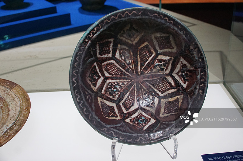 古波斯几何纹陶盘图片素材