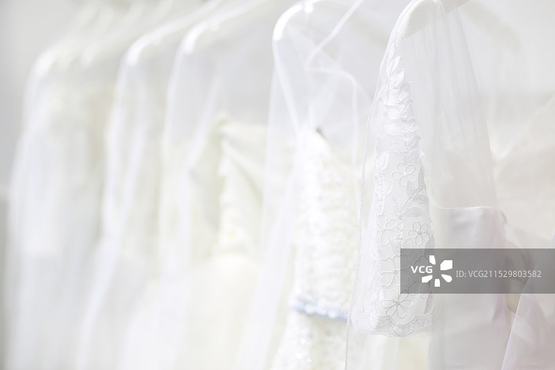 衣架上挂着的一排白色婚纱图片素材