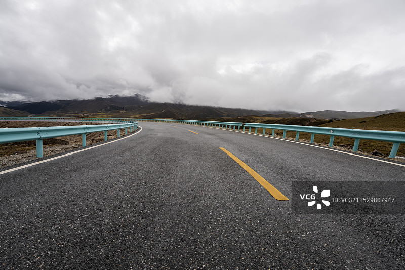 汽车广告背景图-高山柏油路道路图片素材