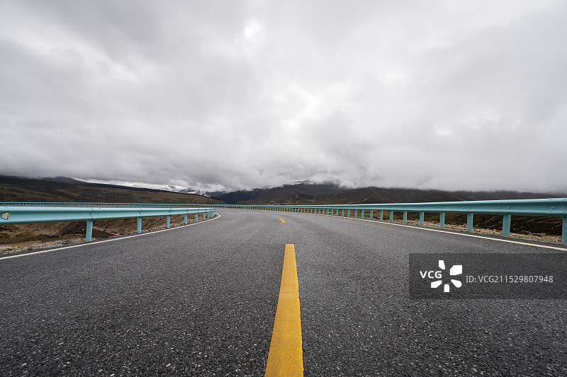 汽车广告背景图-高山柏油路道路图片素材