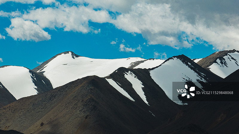 阿里喀什地区雪山 新疆红土达板图片素材