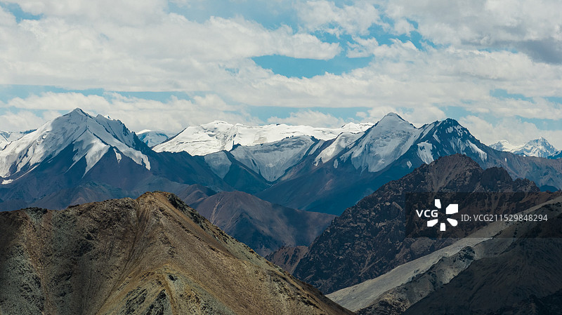 阿里喀什地区雪山 新疆红土达板图片素材