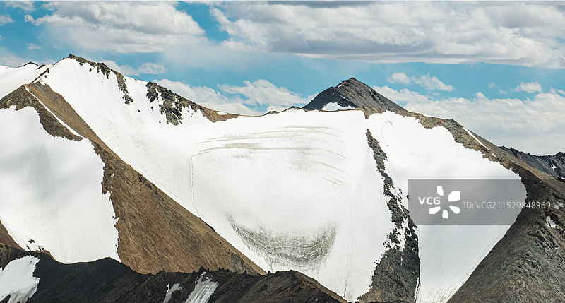 阿里喀什地区雪山 新疆红土达板图片素材