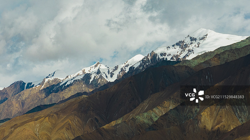 阿里喀什地区雪山 新疆红土达板图片素材