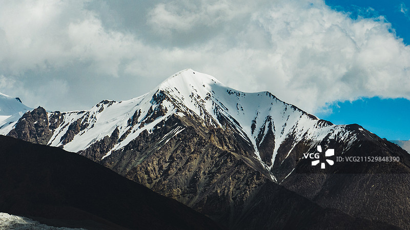 阿里喀什地区雪山 新疆红土达板图片素材