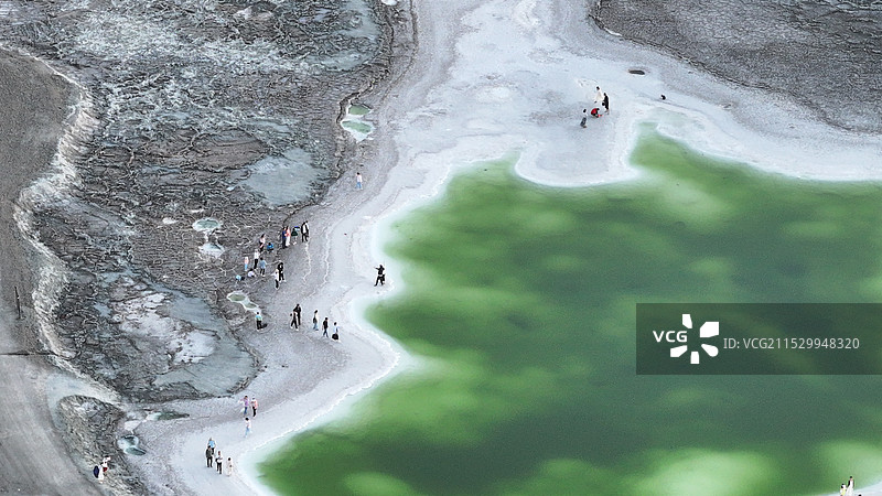 青海海西：大柴旦盐湖如翡翠，吸引游人流连忘返图片素材