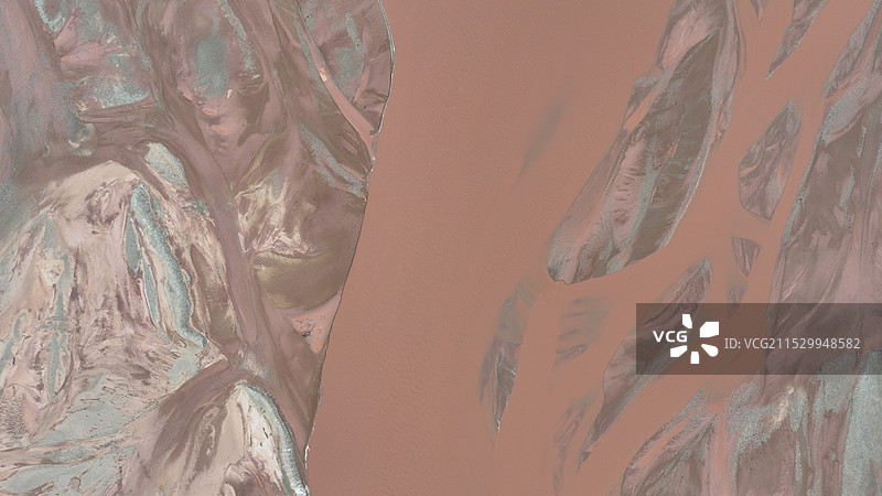 2024年8月6日，青海玉树。楚玛尔河也叫曲麻河，长江源的北源，位于青海省玉树藏族自治州治多县，发源于可可西里山黑脊山南麓。“楚玛尔”为藏语，意为“红水河”，又译为曲麻莱河、曲麻河、曲麻曲。流域呈狭长形，横卧长江源区域北部，汇集昆仑山南坡来水汇入通天河，楚玛尔河 属长江源自然保护区，上游区域是可可西里保护区的中心地带。图为青藏公路旁楚玛尔长江大桥附近景观。图片素材