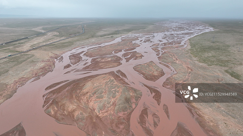 2024年8月6日，青海玉树。楚玛尔河也叫曲麻河，长江源的北源，位于青海省玉树藏族自治州治多县，发源于可可西里山黑脊山南麓。“楚玛尔”为藏语，意为“红水河”，又译为曲麻莱河、曲麻河、曲麻曲。流域呈狭长形，横卧长江源区域北部，汇集昆仑山南坡来水汇入通天河，楚玛尔河 属长江源自然保护区，上游区域是可可西里保护区的中心地带。图为青藏公路旁楚玛尔长江大桥附近景观。图片素材