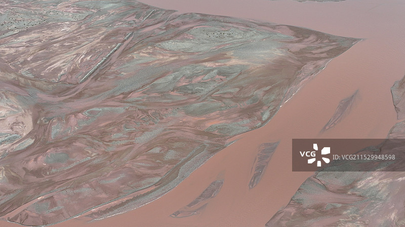 2024年8月6日，青海玉树。楚玛尔河也叫曲麻河，长江源的北源，位于青海省玉树藏族自治州治多县，发源于可可西里山黑脊山南麓。“楚玛尔”为藏语，意为“红水河”，又译为曲麻莱河、曲麻河、曲麻曲。流域呈狭长形，横卧长江源区域北部，汇集昆仑山南坡来水汇入通天河，楚玛尔河 属长江源自然保护区，上游区域是可可西里保护区的中心地带。图为青藏公路旁楚玛尔长江大桥附近景观。图片素材