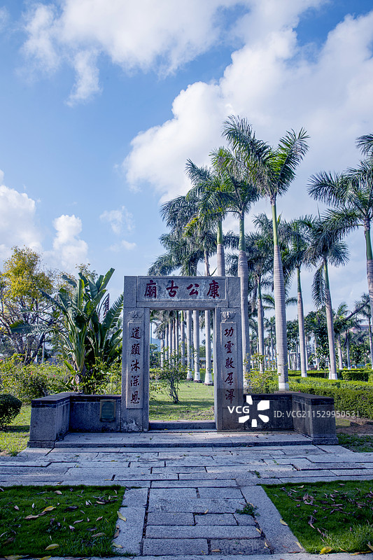 广东省珠海市梅溪牌坊景区展示民居门庭建设的建筑结构图片素材