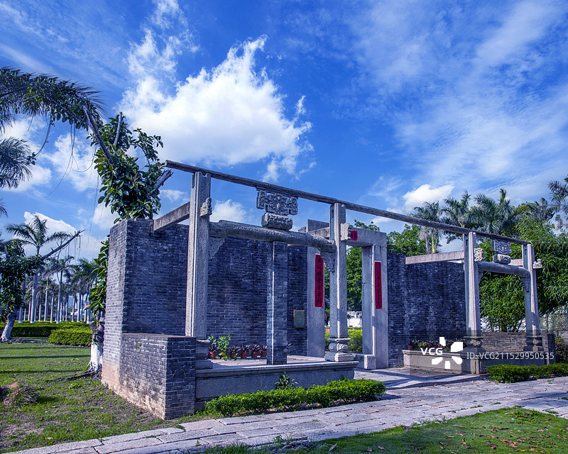 广东省珠海市梅溪牌坊景区展示民居门庭建设的建筑结构图片素材