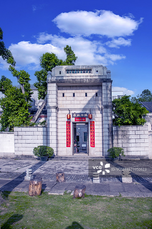 广东省珠海市梅溪牌坊景区展示民居门庭建设的建筑结构图片素材