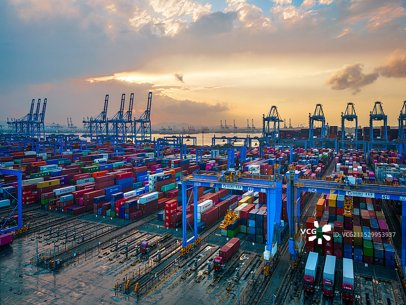 港湾交响乐（夕阳映照青岛西海岸前湾港）图片素材