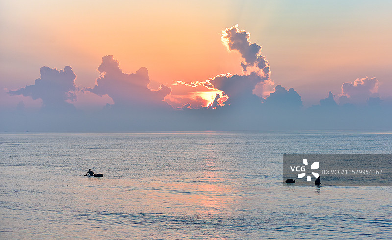 清晨渔民踩着“高跷”捕小虾图片素材