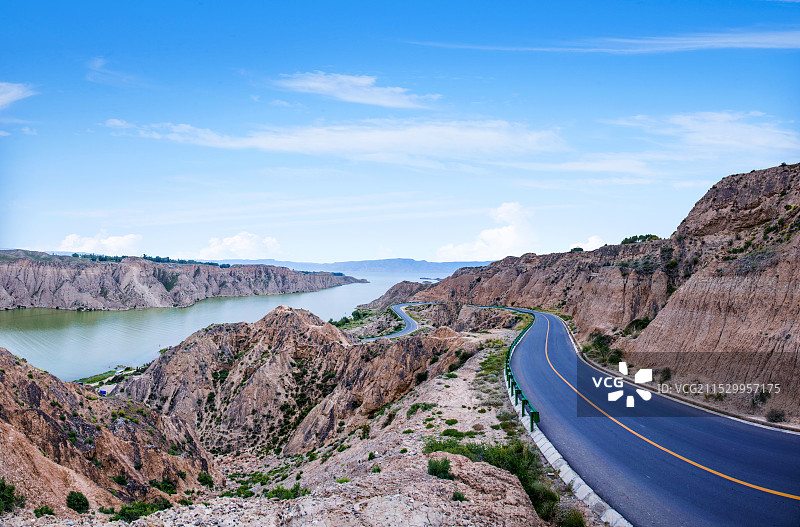 青海海南县城通往龙羊峡土林旅游景区的公路图片素材