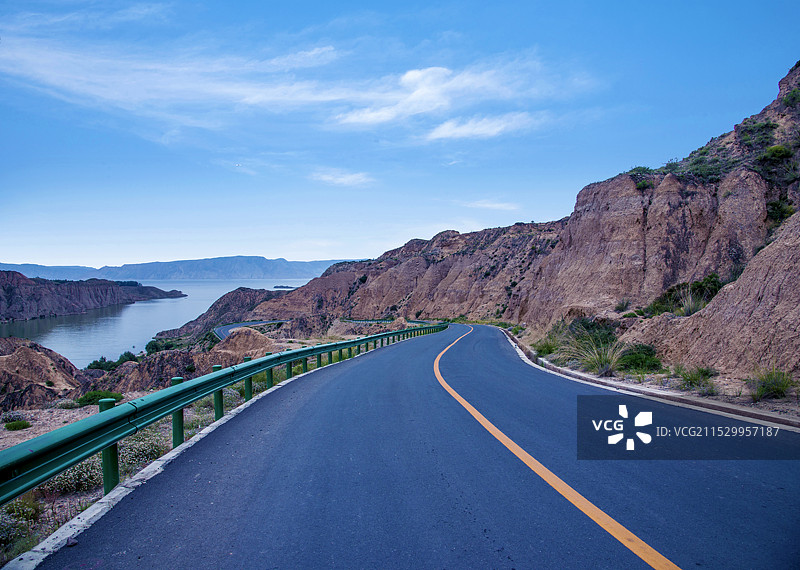 青海海南县城通往龙羊峡土林旅游景区的公路图片素材