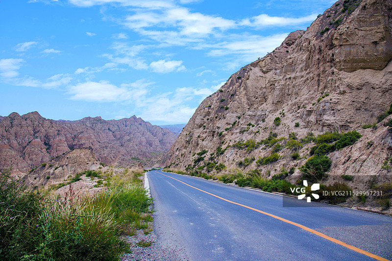 青海海南县城通往龙羊峡土林旅游景区的公路图片素材