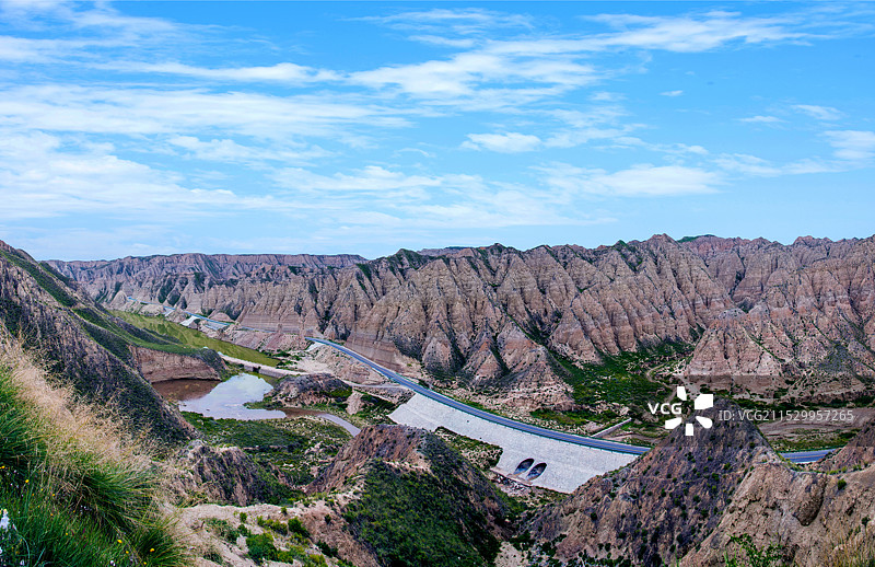 青海海南县龙羊峡土林旅游景区的公路图片素材