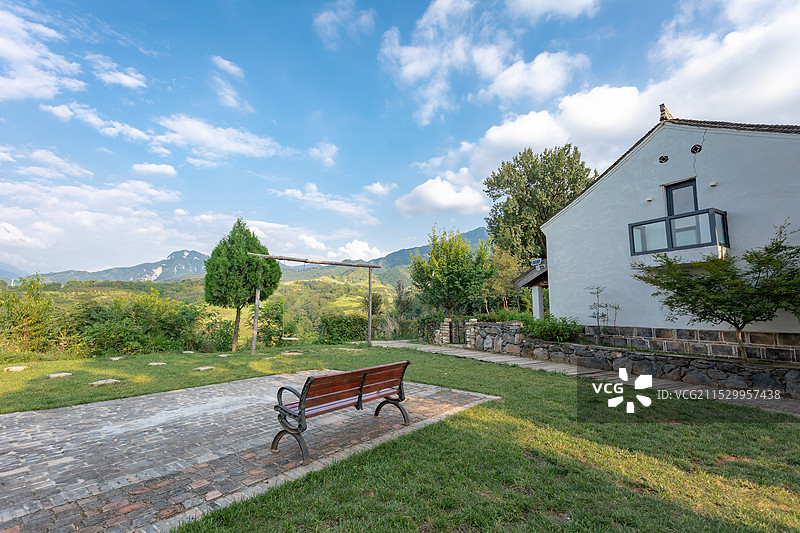 陕西秦岭山脉中的民宿图片素材