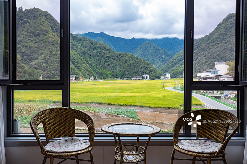从民宿房间里面看风景图片素材