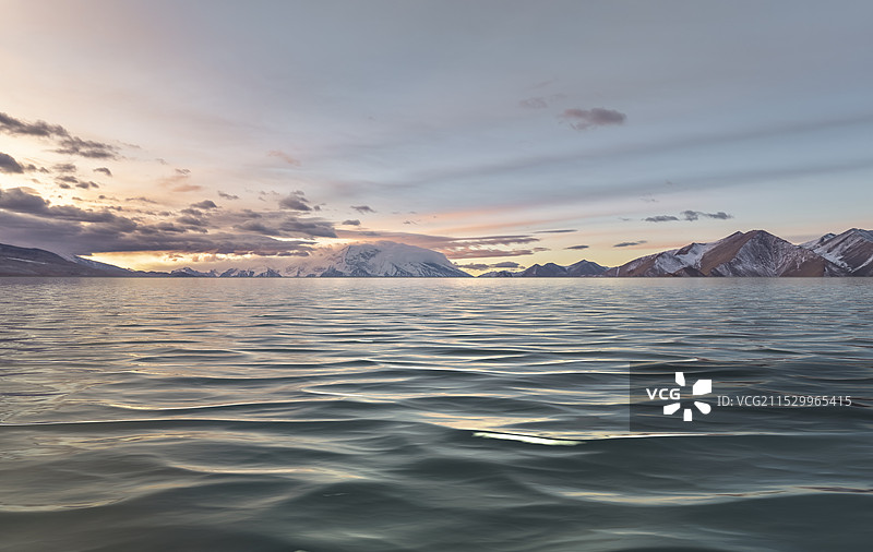 帕米尔高原上的雪山上的帽子云，日照金山图片素材