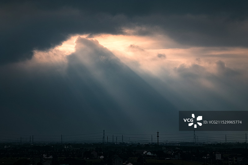 丁达尔光，阳光穿过乌云图片素材