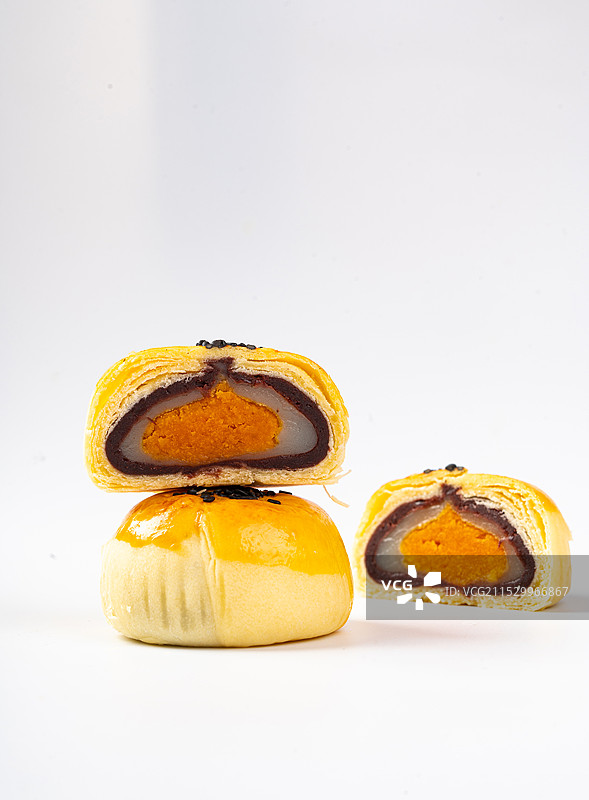 手工糕点蛋黄酥白底图图片素材